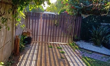 Arriendo casa de tres dormitorios en centro de Curacavi