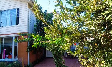 Arriendo casa de tres dormitorios en centro de Curacavi