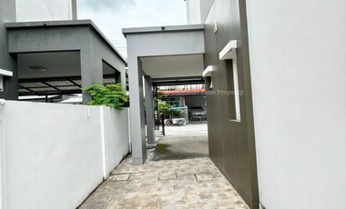 For Sale Twin House Trio Town Village, Sriracha