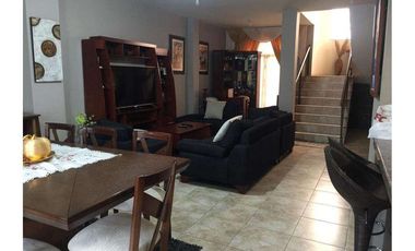 Venta de Casa Avenida Universitaria en Zona Sur de Manta