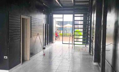 ALQUILO LOCAL COMERCIAL MODERNO CON MEZZANINE EN COSTA BRISA – LISTO PARA USAR 93M2