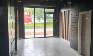 ALQUILO LOCAL COMERCIAL MODERNO CON MEZZANINE EN COSTA BRISA – LISTO PARA USAR 93M2