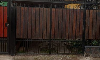 Casa en venta 4 dormitorios 2 baños comuna El Bosque, condominio cerrado