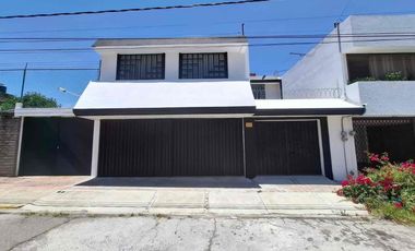 Casa Comercial en Venta El Mirador Puebla, 5 Recámaras, Ideal para Oficinas o Clínica.