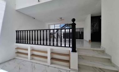 Casa Comercial en Venta El Mirador Puebla, 5 Recámaras, Ideal para Oficinas o Clínica.