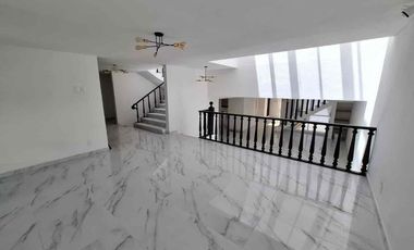 Casa Comercial en Venta El Mirador Puebla, 5 Recámaras, Ideal para Oficinas o Clínica.