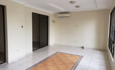 Samborondon, Renta de Hermosa Casa con 4 Dormitorios.