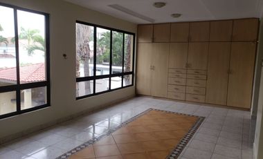 Samborondon, Renta de Hermosa Casa con 4 Dormitorios.