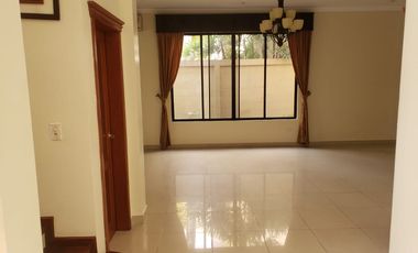 Samborondon, Renta de Hermosa Casa con 4 Dormitorios.