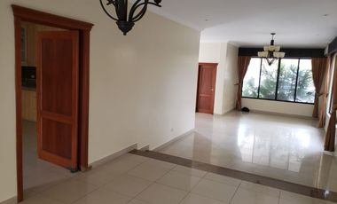 Samborondon, Renta de Hermosa Casa con 4 Dormitorios.