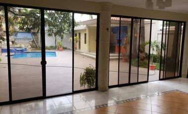 Samborondon, Renta de Hermosa Casa con 4 Dormitorios.