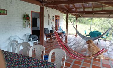 VENTA DE CASA FINCA CON CASCADA EN BARBOSA ANTIOQUIA.