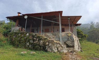 VENTA DE CASA FINCA CON CASCADA EN BARBOSA ANTIOQUIA.