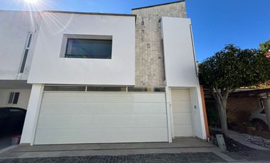 VENTA DE CASA EN EL FRACCIONAMIENTO MOLINO DE SANTO DOMINGO EN PUEBLA, TRES RECAMARAS CON BAÑO CADA UNA.