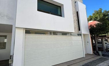 VENTA DE CASA EN EL FRACCIONAMIENTO MOLINO DE SANTO DOMINGO EN PUEBLA, TRES RECAMARAS CON BAÑO CADA UNA.