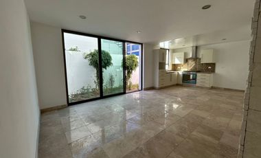 VENTA DE CASA EN EL FRACCIONAMIENTO MOLINO DE SANTO DOMINGO EN PUEBLA, TRES RECAMARAS CON BAÑO CADA UNA.