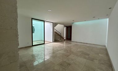 VENTA DE CASA EN EL FRACCIONAMIENTO MOLINO DE SANTO DOMINGO EN PUEBLA, TRES RECAMARAS CON BAÑO CADA UNA.