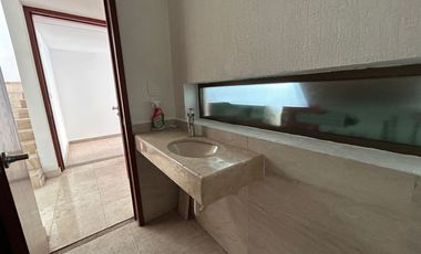 VENTA DE CASA EN EL FRACCIONAMIENTO MOLINO DE SANTO DOMINGO EN PUEBLA, TRES RECAMARAS CON BAÑO CADA UNA.