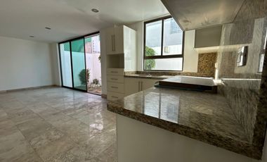VENTA DE CASA EN EL FRACCIONAMIENTO MOLINO DE SANTO DOMINGO EN PUEBLA, TRES RECAMARAS CON BAÑO CADA UNA.