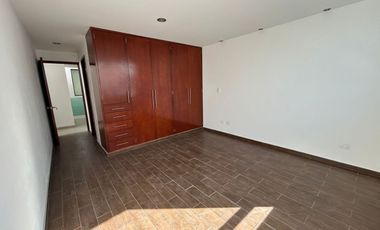 VENTA DE CASA EN EL FRACCIONAMIENTO MOLINO DE SANTO DOMINGO EN PUEBLA, TRES RECAMARAS CON BAÑO CADA UNA.