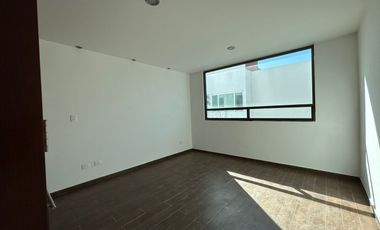 VENTA DE CASA EN EL FRACCIONAMIENTO MOLINO DE SANTO DOMINGO EN PUEBLA, TRES RECAMARAS CON BAÑO CADA UNA.