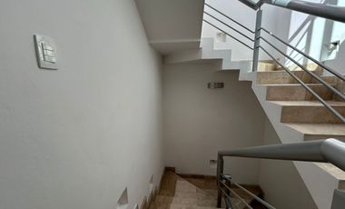 VENTA DE CASA EN EL FRACCIONAMIENTO MOLINO DE SANTO DOMINGO EN PUEBLA, TRES RECAMARAS CON BAÑO CADA UNA.