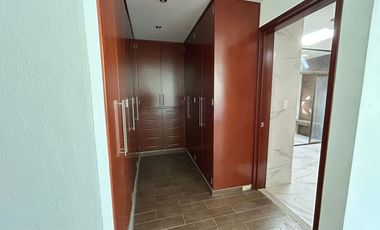 VENTA DE CASA EN EL FRACCIONAMIENTO MOLINO DE SANTO DOMINGO EN PUEBLA, TRES RECAMARAS CON BAÑO CADA UNA.