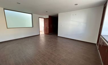 VENTA DE CASA EN EL FRACCIONAMIENTO MOLINO DE SANTO DOMINGO EN PUEBLA, TRES RECAMARAS CON BAÑO CADA UNA.