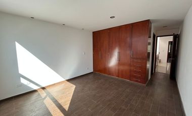 VENTA DE CASA EN EL FRACCIONAMIENTO MOLINO DE SANTO DOMINGO EN PUEBLA, TRES RECAMARAS CON BAÑO CADA UNA.
