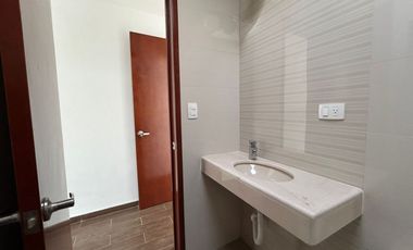 VENTA DE CASA EN EL FRACCIONAMIENTO MOLINO DE SANTO DOMINGO EN PUEBLA, TRES RECAMARAS CON BAÑO CADA UNA.