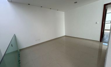 VENTA DE CASA EN EL FRACCIONAMIENTO MOLINO DE SANTO DOMINGO EN PUEBLA, TRES RECAMARAS CON BAÑO CADA UNA.