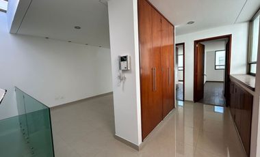 VENTA DE CASA EN EL FRACCIONAMIENTO MOLINO DE SANTO DOMINGO EN PUEBLA, TRES RECAMARAS CON BAÑO CADA UNA.