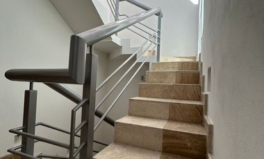 VENTA DE CASA EN EL FRACCIONAMIENTO MOLINO DE SANTO DOMINGO EN PUEBLA, TRES RECAMARAS CON BAÑO CADA UNA.
