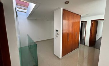 VENTA DE CASA EN EL FRACCIONAMIENTO MOLINO DE SANTO DOMINGO EN PUEBLA, TRES RECAMARAS CON BAÑO CADA UNA.