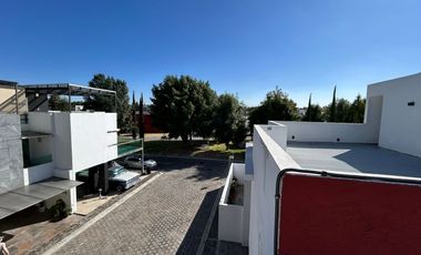 VENTA DE CASA EN EL FRACCIONAMIENTO MOLINO DE SANTO DOMINGO EN PUEBLA, TRES RECAMARAS CON BAÑO CADA UNA.