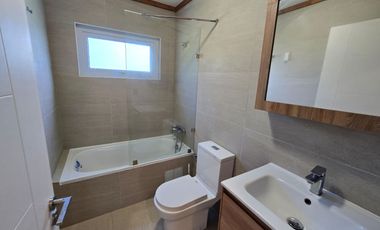 Arriendo Exclusiva Casa en Loteo Alto Río – Naturaleza, Seguridad y Conectividad