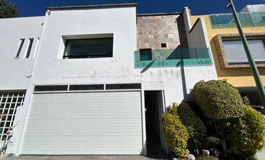 VENTA DE CASA EN EL FRACCIONAMIENTO MOLINO DE SANTO DOMINGO EN PUEBLA, CUATRO RECAMARAS CON BAÑO CADA UNA UNA EN PLANTA BAJA Y CUARTO DE SERVICIO.