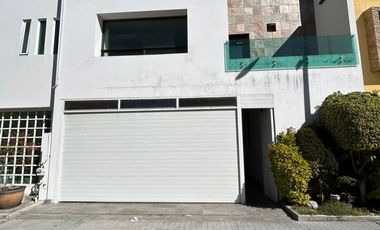 VENTA DE CASA EN EL FRACCIONAMIENTO MOLINO DE SANTO DOMINGO EN PUEBLA, CUATRO RECAMARAS CON BAÑO CADA UNA UNA EN PLANTA BAJA Y CUARTO DE SERVICIO.