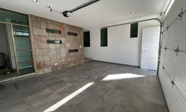 VENTA DE CASA EN EL FRACCIONAMIENTO MOLINO DE SANTO DOMINGO EN PUEBLA, CUATRO RECAMARAS CON BAÑO CADA UNA UNA EN PLANTA BAJA Y CUARTO DE SERVICIO.