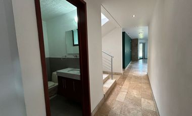 VENTA DE CASA EN EL FRACCIONAMIENTO MOLINO DE SANTO DOMINGO EN PUEBLA, CUATRO RECAMARAS CON BAÑO CADA UNA UNA EN PLANTA BAJA Y CUARTO DE SERVICIO.