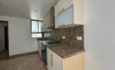 VENTA DE CASA EN EL FRACCIONAMIENTO MOLINO DE SANTO DOMINGO EN PUEBLA, CUATRO RECAMARAS CON BAÑO CADA UNA UNA EN PLANTA BAJA Y CUARTO DE SERVICIO.