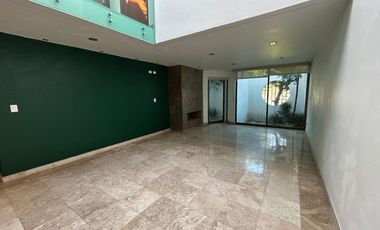 VENTA DE CASA EN EL FRACCIONAMIENTO MOLINO DE SANTO DOMINGO EN PUEBLA, CUATRO RECAMARAS CON BAÑO CADA UNA UNA EN PLANTA BAJA Y CUARTO DE SERVICIO.