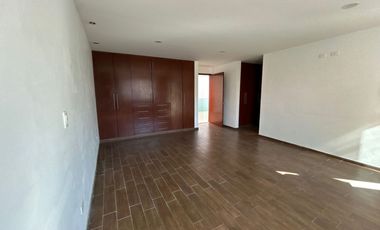 VENTA DE CASA EN EL FRACCIONAMIENTO MOLINO DE SANTO DOMINGO EN PUEBLA, CUATRO RECAMARAS CON BAÑO CADA UNA UNA EN PLANTA BAJA Y CUARTO DE SERVICIO.