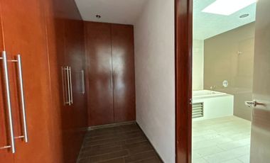 VENTA DE CASA EN EL FRACCIONAMIENTO MOLINO DE SANTO DOMINGO EN PUEBLA, CUATRO RECAMARAS CON BAÑO CADA UNA UNA EN PLANTA BAJA Y CUARTO DE SERVICIO.
