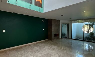 VENTA DE CASA EN EL FRACCIONAMIENTO MOLINO DE SANTO DOMINGO EN PUEBLA, CUATRO RECAMARAS CON BAÑO CADA UNA UNA EN PLANTA BAJA Y CUARTO DE SERVICIO.