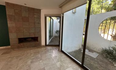 VENTA DE CASA EN EL FRACCIONAMIENTO MOLINO DE SANTO DOMINGO EN PUEBLA, CUATRO RECAMARAS CON BAÑO CADA UNA UNA EN PLANTA BAJA Y CUARTO DE SERVICIO.