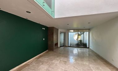 VENTA DE CASA EN EL FRACCIONAMIENTO MOLINO DE SANTO DOMINGO EN PUEBLA, CUATRO RECAMARAS CON BAÑO CADA UNA UNA EN PLANTA BAJA Y CUARTO DE SERVICIO.
