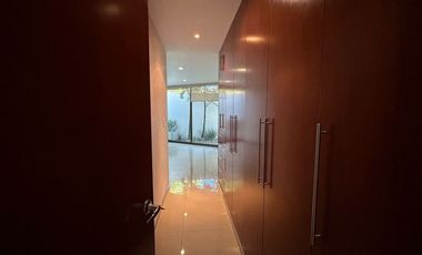 VENTA DE CASA EN EL FRACCIONAMIENTO MOLINO DE SANTO DOMINGO EN PUEBLA, CUATRO RECAMARAS CON BAÑO CADA UNA UNA EN PLANTA BAJA Y CUARTO DE SERVICIO.