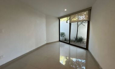 VENTA DE CASA EN EL FRACCIONAMIENTO MOLINO DE SANTO DOMINGO EN PUEBLA, CUATRO RECAMARAS CON BAÑO CADA UNA UNA EN PLANTA BAJA Y CUARTO DE SERVICIO.