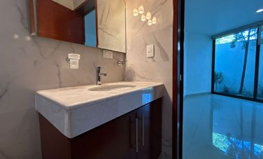 VENTA DE CASA EN EL FRACCIONAMIENTO MOLINO DE SANTO DOMINGO EN PUEBLA, CUATRO RECAMARAS CON BAÑO CADA UNA UNA EN PLANTA BAJA Y CUARTO DE SERVICIO.